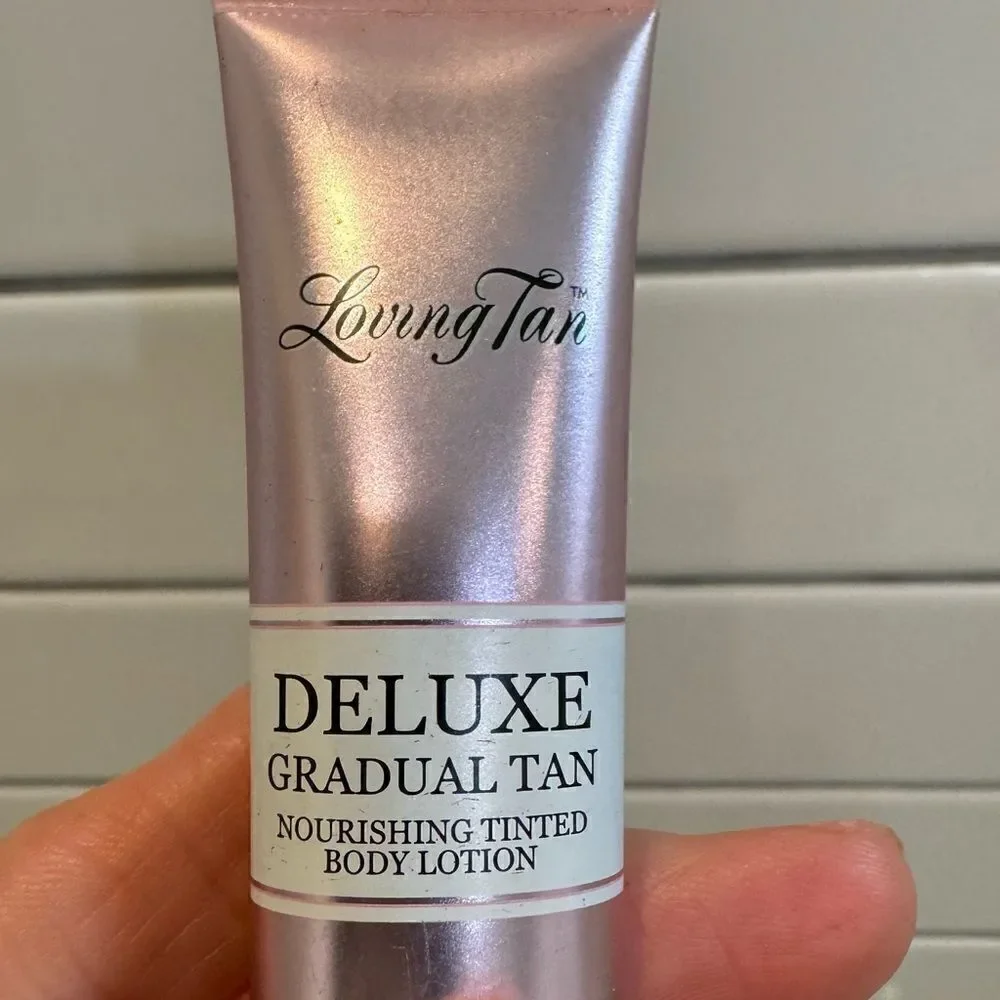 Deluxe Gradual Tan Nourishing Tinted Body Lotion- Dark 20ml/0.6 fl.oz. Brand new